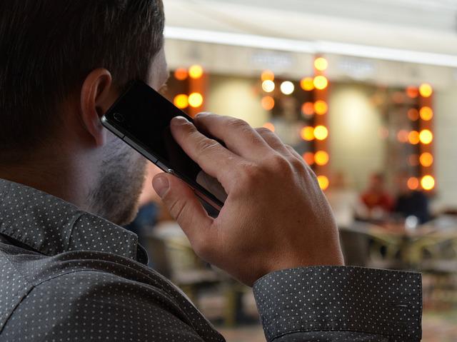 man-talking-on-the-phone-gf607c7e4f_640